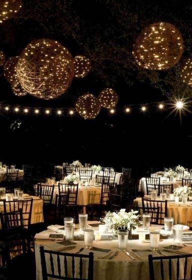 Decoración de boda con luces en jardín
