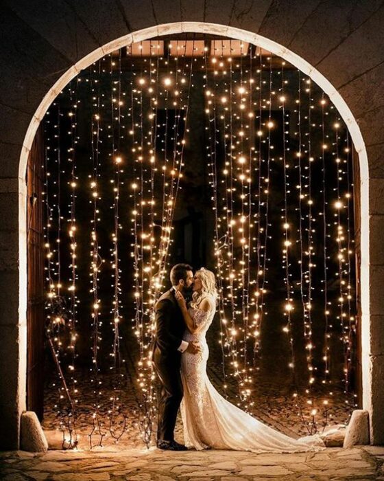 Decoración de boda con luces en jardín