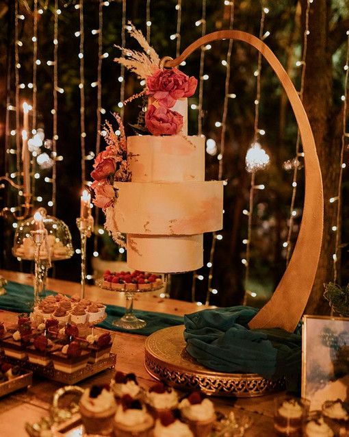 Decoración de boda con luces en jardín