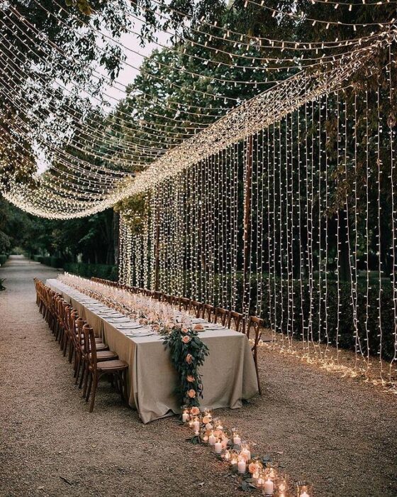 Decoración de boda con luces en jardín