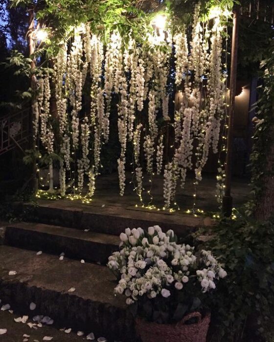 Decoración de boda con luces en jardín