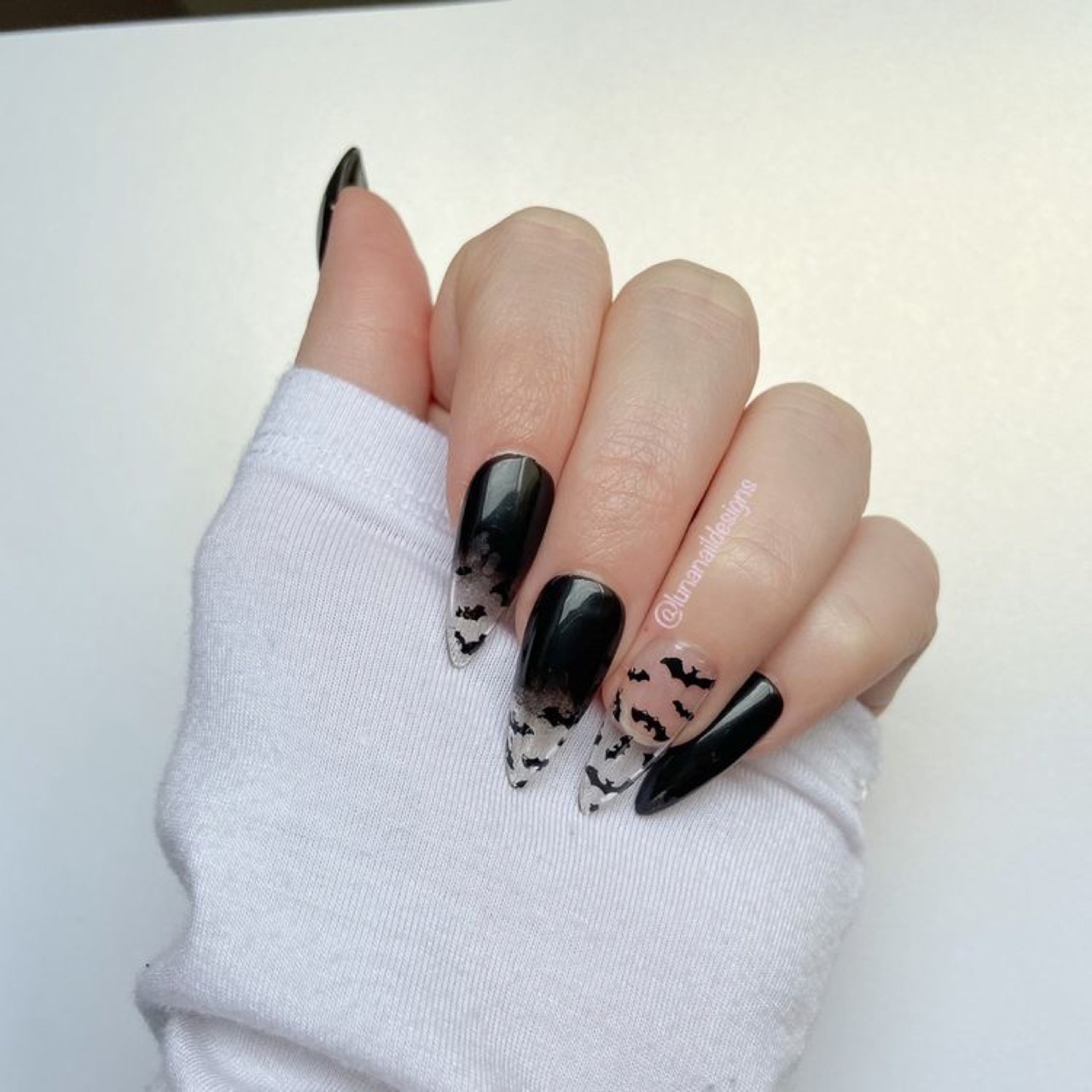 Manicura con murciélagos; 18 Manicuras a las que tu brujita interior no se resistirá