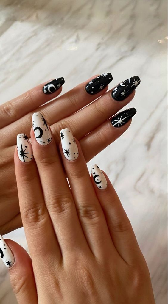 Manicura en tonos blanco y negro con estrellas; 18 Manicuras a las que tu brujita interior no se resistirá