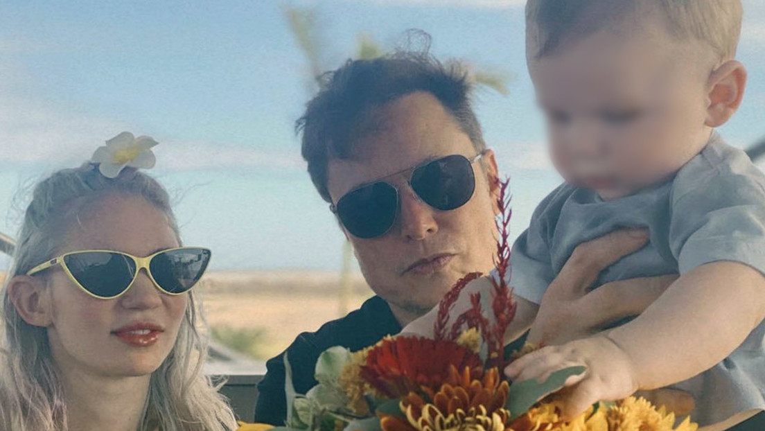 Elon Musk y Grimes junto a su hijo