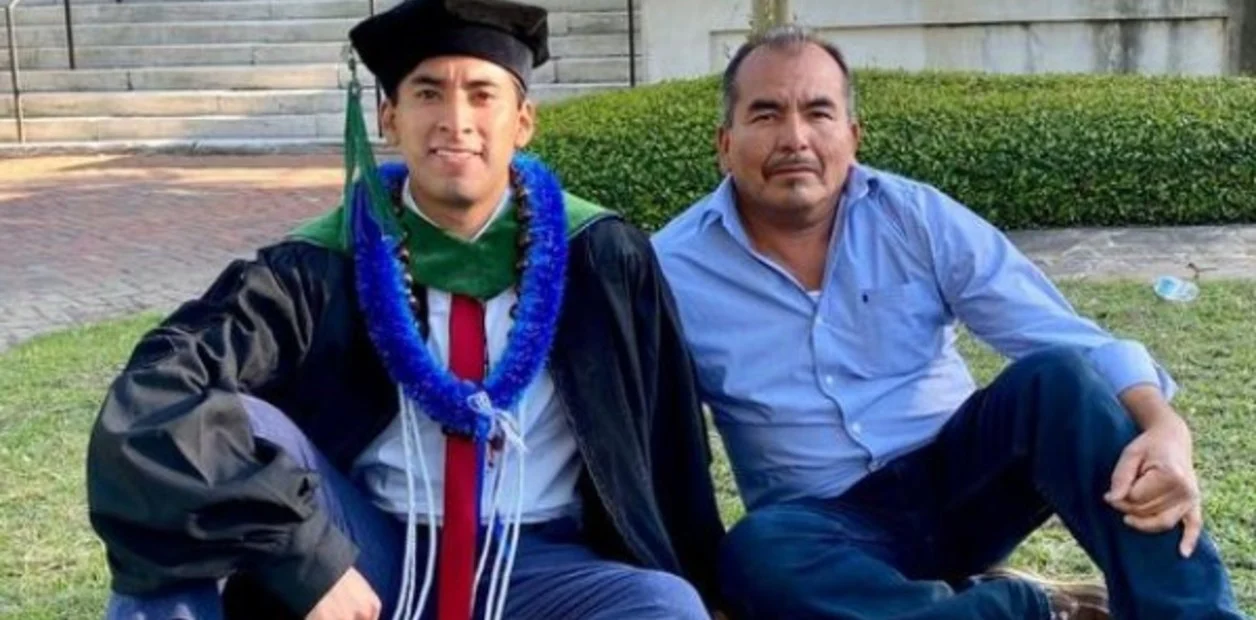Padre e hijo en una graduación; hijo de campesinos logra graduarse de Harvard