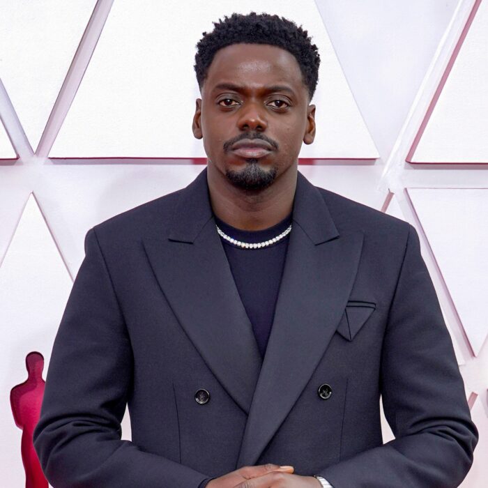 Daniel Kaluuya posando para una foto en un alfombra roja 