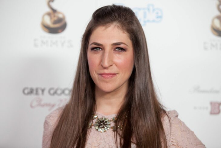 Mayim Bialik posando para una foto en una alfombra roja 