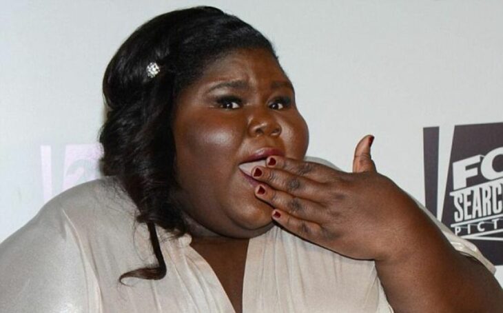 Gabourey Sidibe posando para una foto en una alfombra roja 