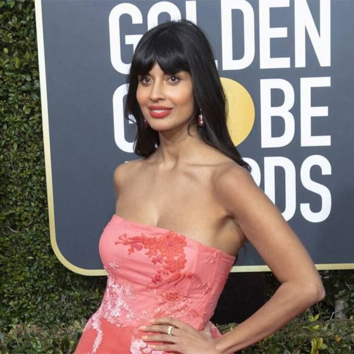 Jameela Jamil posando para una fotografía en una alfombra roja 