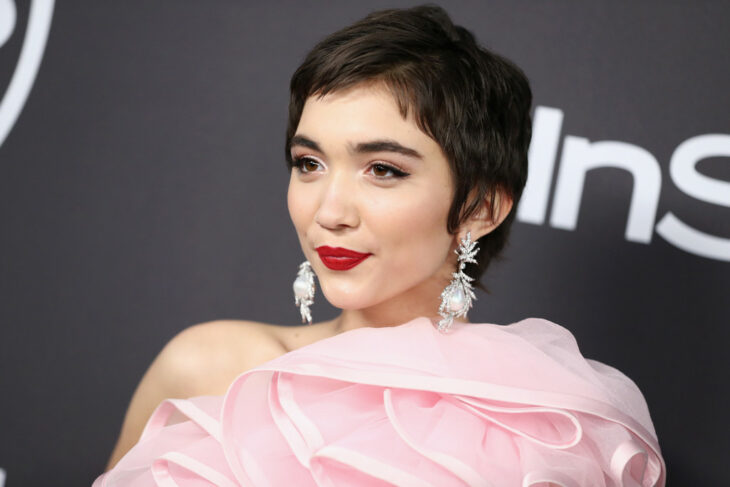 Rowan Blanchard posando para una foto en una alfombra roja 