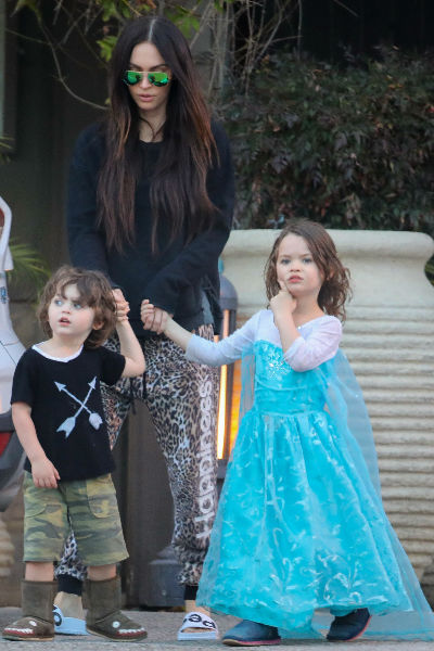 Megan fox paseando junto a sus hijos