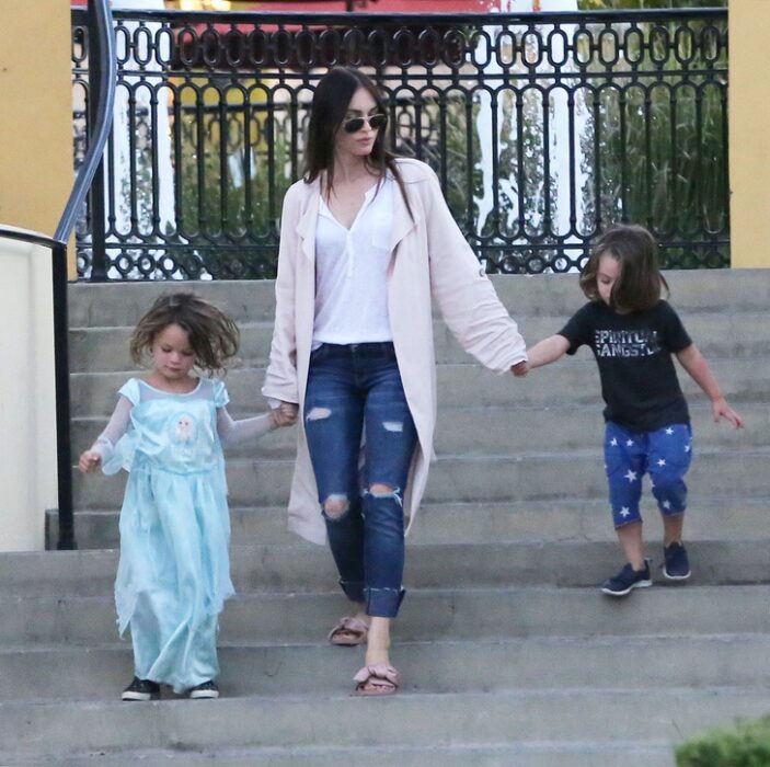 Megan fox paseando junto a sus hijos
