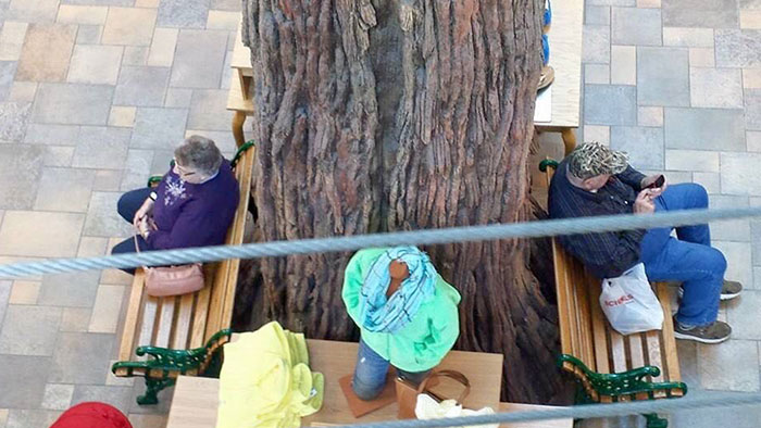 Abuelos esperando en el centro comercial; 17 Abuelitos que tuvieron divertidos problemas con la tecnología
