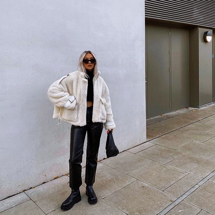 chica, cabello largo, corto, rubio, oscuro, negro, recogido usando un top blanco, negro, nude, beige, jeans, pantalones negros, tenis, botas, tacones, lentes de sol, bolso, chamarra, gabardina, cuero