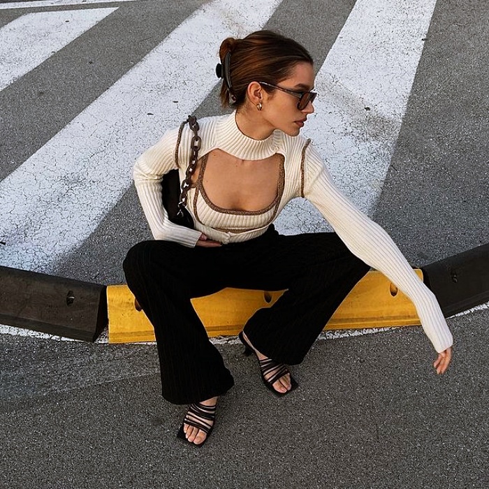chica, cabello largo, corto, rubio, oscuro, negro, recogido usando un top blanco, negro, nude, beige, jeans, pantalones negros, tenis, botas, tacones, lentes de sol, bolso, chamarra, gabardina, cuero