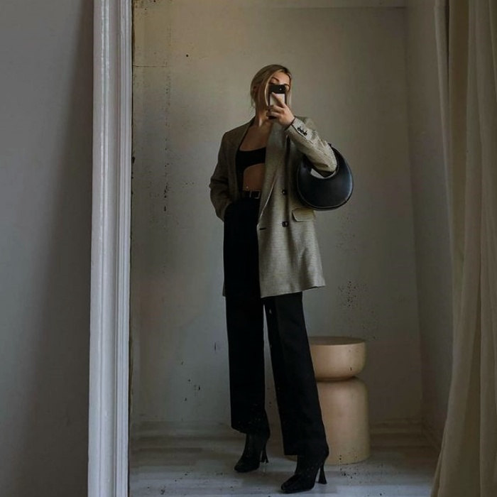chica, cabello largo, corto, rubio, oscuro, negro, recogido usando un top blanco, negro, nude, beige, jeans, pantalones negros, tenis, botas, tacones, lentes de sol, bolso, chamarra, gabardina, cuero