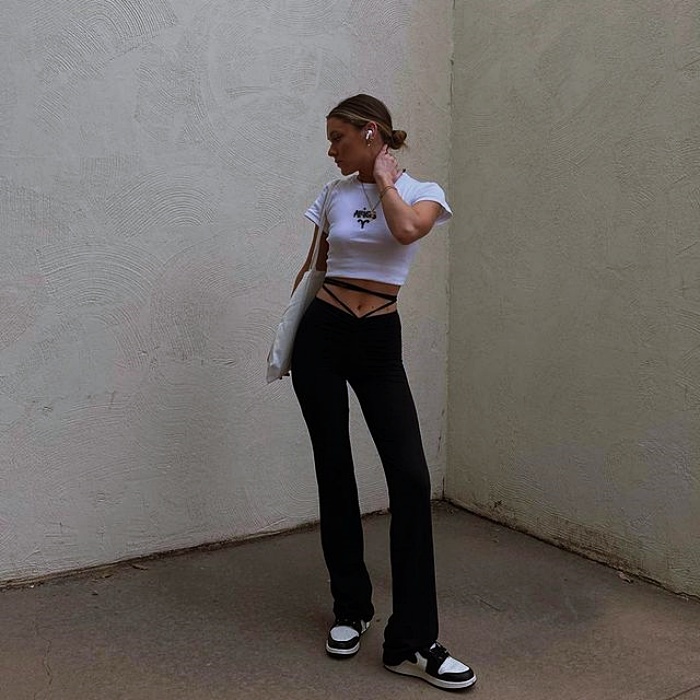chica, cabello largo, corto, rubio, oscuro, negro, recogido usando un top blanco, negro, nude, beige, jeans, pantalones negros, tenis, botas, tacones, lentes de sol, bolso, chamarra, gabardina, cuero