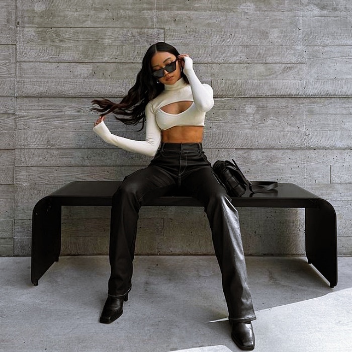 chica, cabello largo, corto, rubio, oscuro, negro, recogido usando un top blanco, negro, nude, beige, jeans, pantalones negros, tenis, botas, tacones, lentes de sol, bolso, chamarra, gabardina, cuero