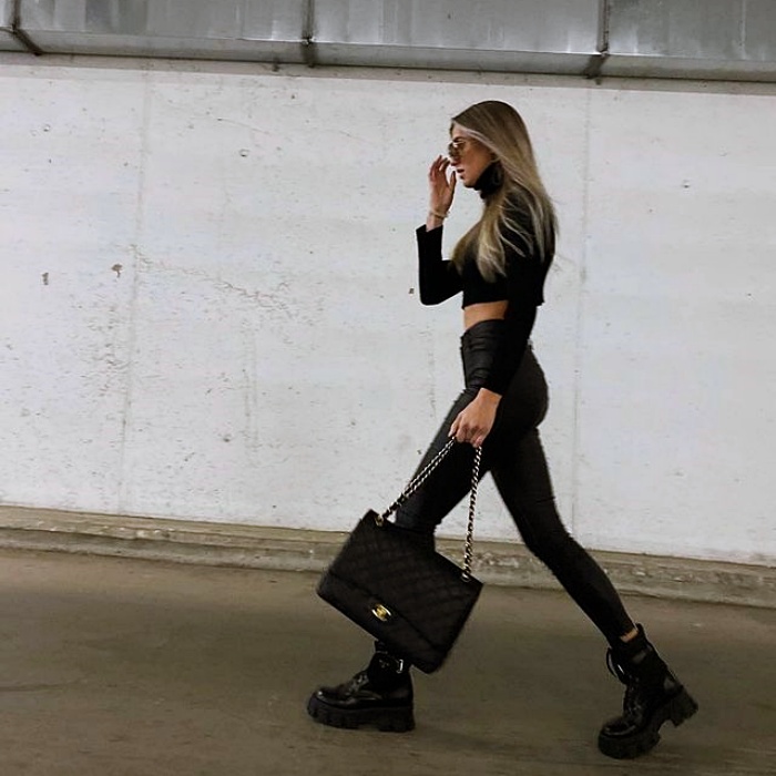 chica, cabello largo, corto, rubio, oscuro, negro, recogido usando un top blanco, negro, nude, beige, jeans, pantalones negros, tenis, botas, tacones, lentes de sol, bolso, chamarra, gabardina, cuero