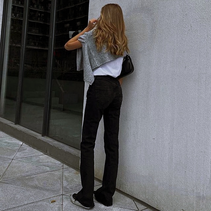 chica, cabello largo, corto, rubio, oscuro, negro, recogido usando un top blanco, negro, nude, beige, jeans, pantalones negros, tenis, botas, tacones, lentes de sol, bolso, chamarra, gabardina, cuero