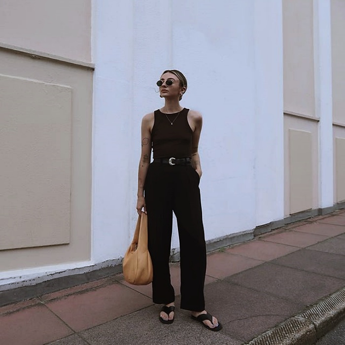 chica, cabello largo, corto, rubio, oscuro, negro, recogido usando un top blanco, negro, nude, beige, jeans, pantalones negros, tenis, botas, tacones, lentes de sol, bolso, chamarra, gabardina, cuero