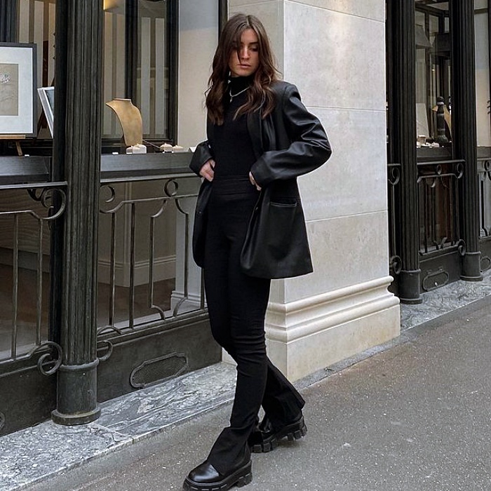 chica, cabello largo, corto, rubio, oscuro, negro, recogido usando un top blanco, negro, nude, beige, jeans, pantalones negros, tenis, botas, tacones, lentes de sol, bolso, chamarra, gabardina, cuero