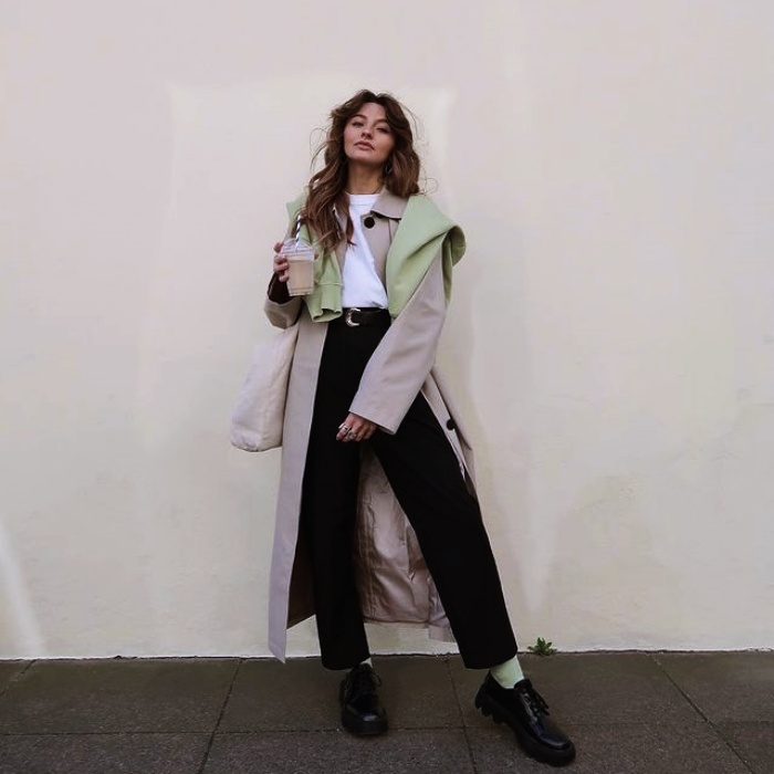 chica, cabello largo, corto, rubio, oscuro, negro, recogido usando un top blanco, negro, nude, beige, jeans, pantalones negros, tenis, botas, tacones, lentes de sol, bolso, chamarra, gabardina, cuero