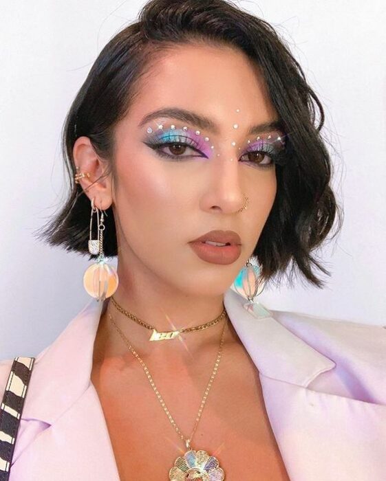 Chica usando un maquillaje con brillos