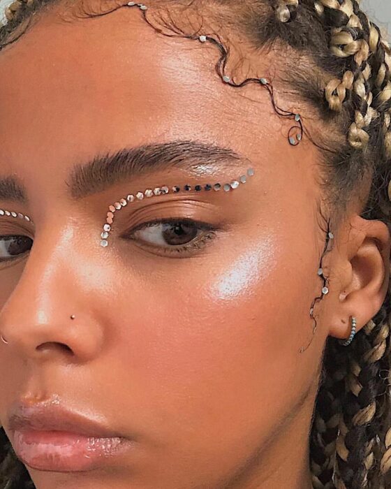 Chica usando un maquillaje con brillos