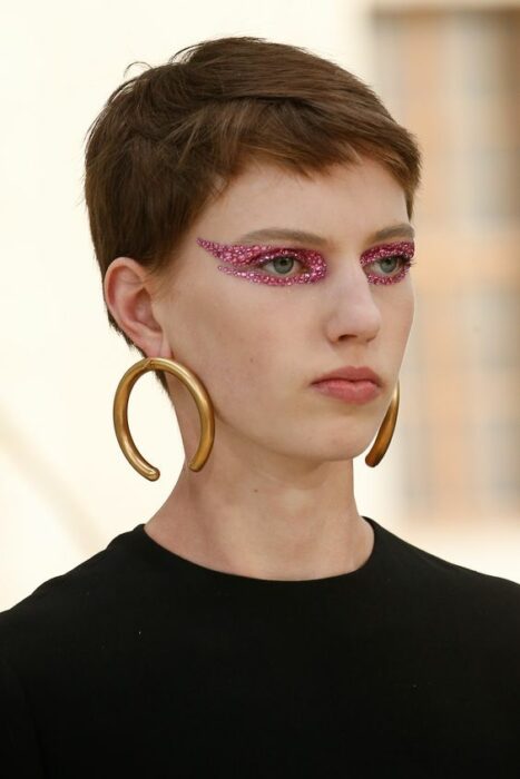 Chica usando un maquillaje con brillos