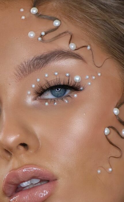 Chica usando un maquillaje con brillos