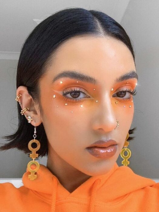 Chica usando un maquillaje con brillos