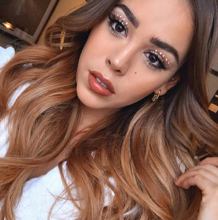 Chica usando un maquillaje con brillos
