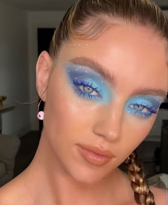 Chica usando un maquillaje con brillos