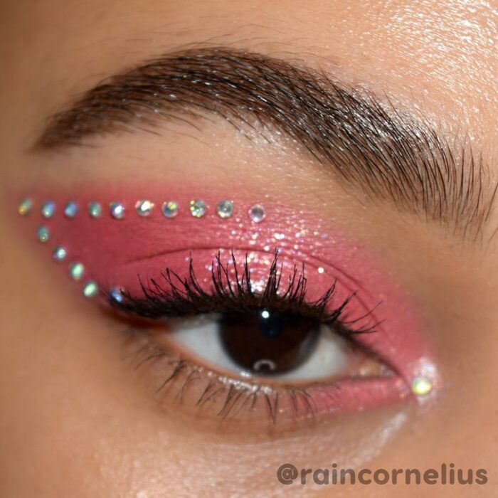 Chica usando un maquillaje con brillos
