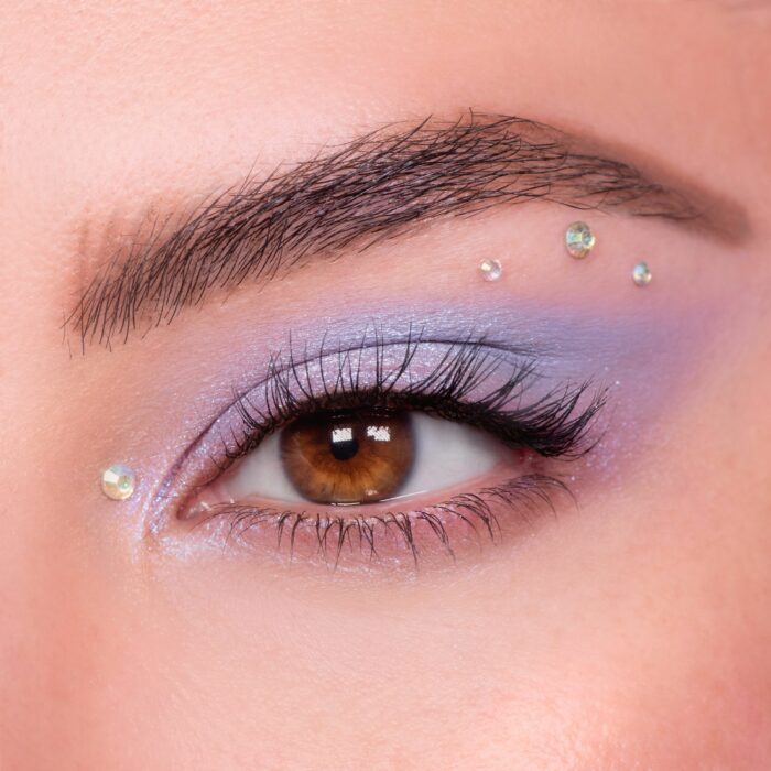 Chica usando un maquillaje con brillos