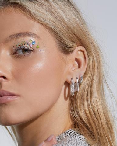Chica usando un maquillaje con brillos