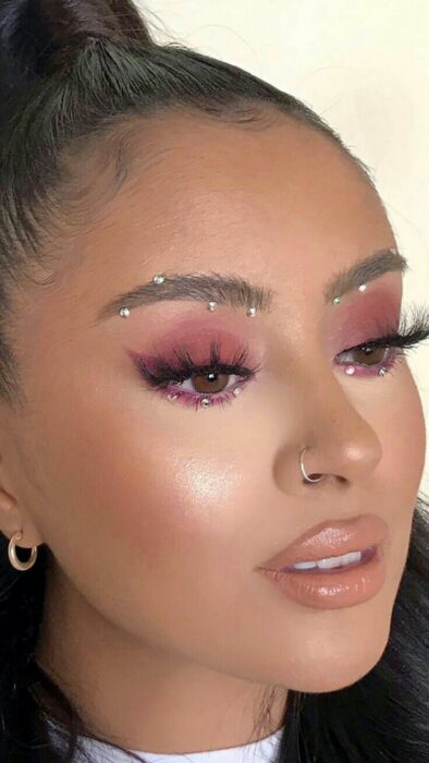 Chica usando un maquillaje con brillos