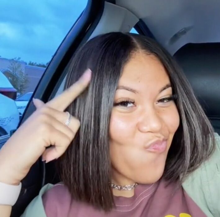 Chica grabando un video en TikTok