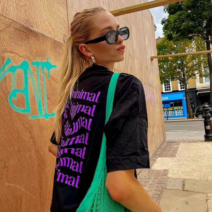 chica sonriente con gafas de sol