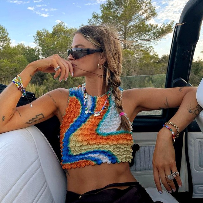 chica sorprendida con gafas de sol