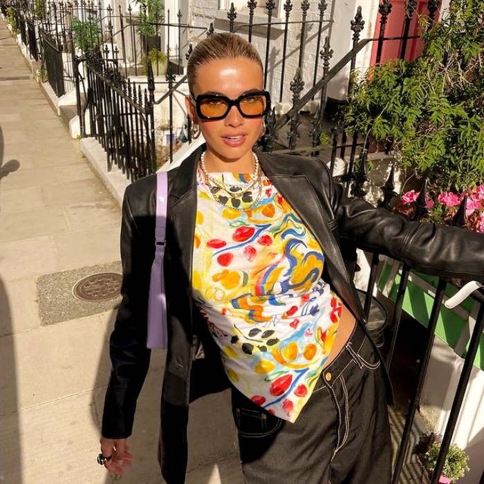 chica con gafas de sol y atuendo colorido