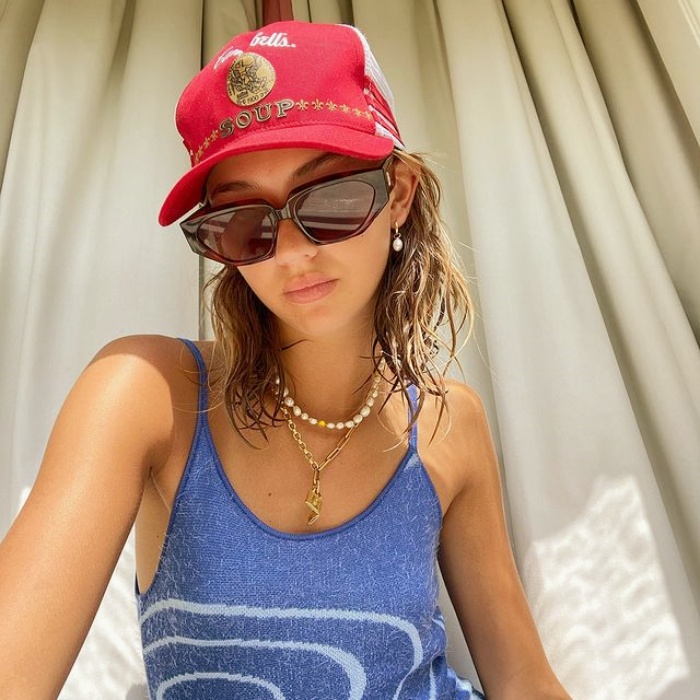 chica posando con confianza con gafas de sol