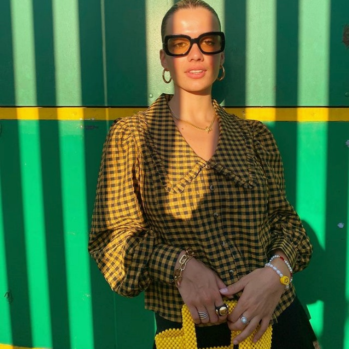 chica iluminada en la golden hour con gafas
