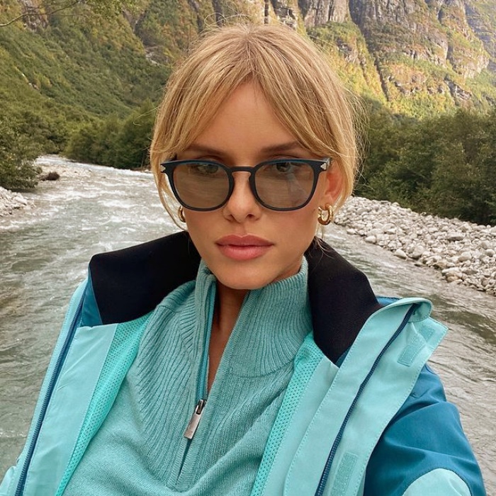 chica en la naturaleza con gafas de sol