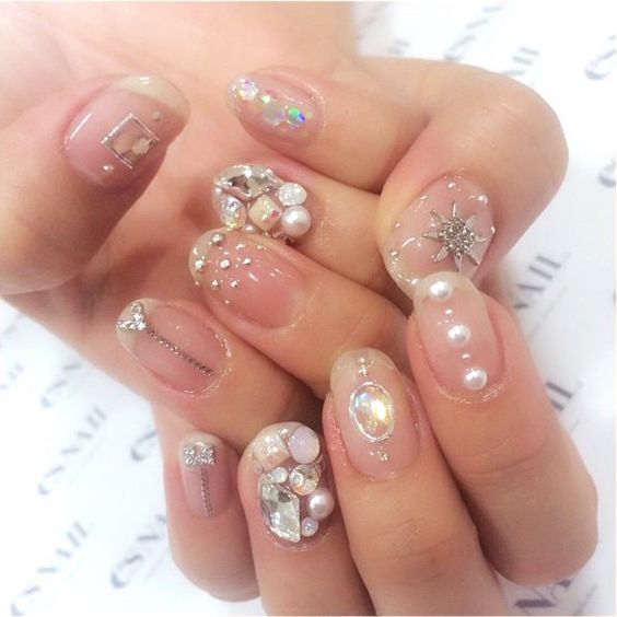 Manicura con líneas y perlas ;17 Manicuras con perlas para sentirte como una sirena real