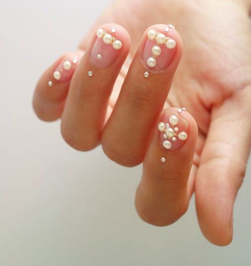 Manicura con perlas al estilo 90s ;17 Manicuras con perlas para sentirte como una sirena real