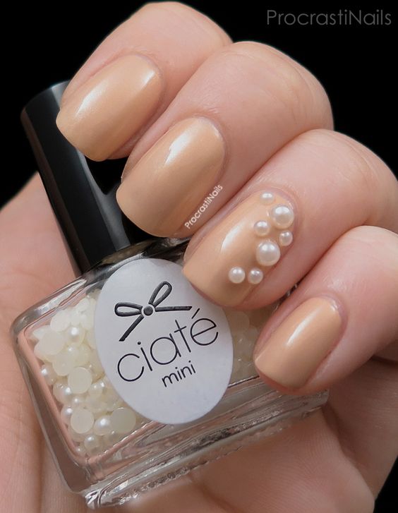 Manicura en beige con perla de un lado ;17 Manicuras con perlas para sentirte como una sirena real