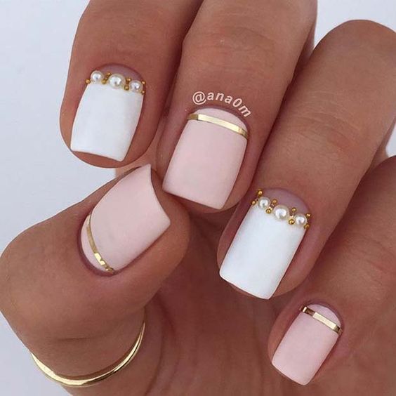 Manicura con cintilla de perlas ;17 Manicuras con perlas para sentirte como una sirena real