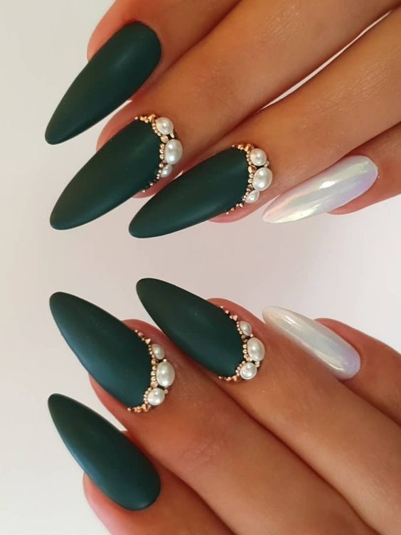 Manicura en tono verde con perlas bajas ;17 Manicuras con perlas para sentirte como una sirena real